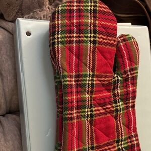 April Cornell Tartan Oven Mitts - Red and Green